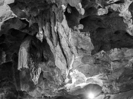 Las Gixas Höhle, Villana, Pyrenäen, Huesca, Aragon, Spanien. Höhle, die in Villanua besichtigt werden kann. Schwarz-Weiß-Fotografie