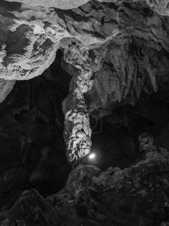 Foto de Cueva de Las Gixas, Villana, Pirineos, Huesca, Aragón, España. Cueva que se puede visitar en Villanua. fotografía en blanco y negro - Imagen libre de derechos