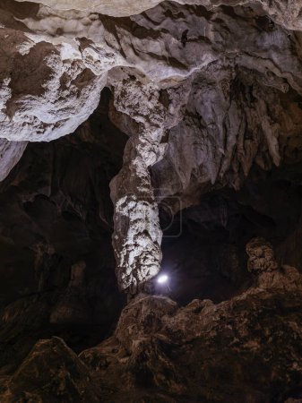 Foto de Cueva de Las Gixas, Villana, Pirineos, Huesca, Aragón, España. Cueva que se puede visitar en Villanua - Imagen libre de derechos