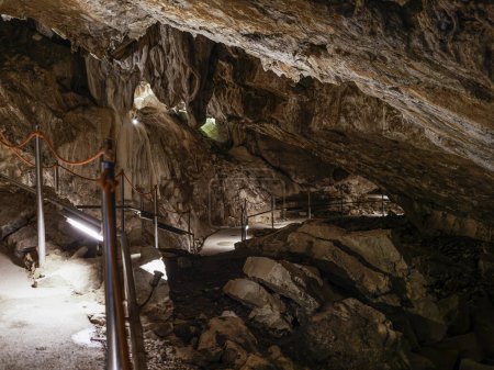 Cueva de Las Gixas, Villana, Pirineos, Huesca, Aragón, España. Cueva que se puede visitar en Villanua