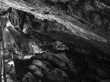 Cueva de Las Gixas, Villana, Pirineos, Huesca, Aragón, España. Cueva que se puede visitar en Villanua. fotografía en blanco y negro
