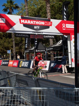Téléchargez les photos : Cambrils Catalogne Espagne 21 / 04 / 2024 seconde Marathoncup BTT à Cambrils. compétition de VTT pour la population. VTT. Cambrils ville de vacances - en image libre de droit