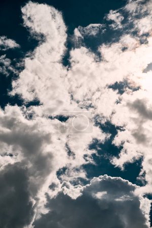 Foto de Un trozo de cielo azul con muchas nubes alrededor. Paisaje nublado del mediodía en el cielo de verano. - Imagen libre de derechos