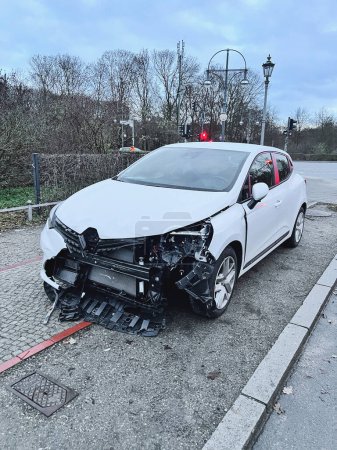 Crashte Fließheck Familienauto. Ein beschädigtes Fahrzeug steht dort und wartet auf die Ankunft eines Versicherungsvertreters. Autounfall in Europa.