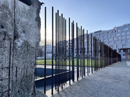 Téléchargez les photos : Berlin wall memorial, Berlin, Germany. Segments of the reinforced concrete wall have been left as a reminder of events leading up to the fall of the wall - en image libre de droit