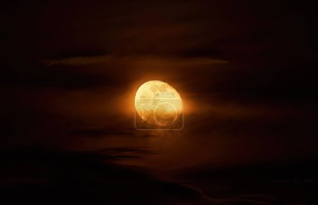 Téléchargez les photos : Pleine lune orange. Image haute résolution de la lune par télescope, avec la lune éclairée à 90 % - en image libre de droit