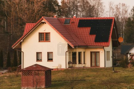 Foto de Fotovoltaica instalada en el techo de una casa. Concepto de casa pasiva. Futuro sostenible energía solar. - Imagen libre de derechos