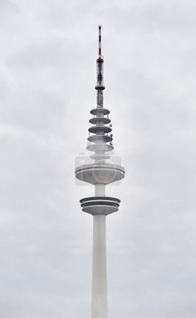 Téléchargez les photos : Célèbre aiguille blanche : Heinrich Hertz Turm TV Tower à Hambourg, Allemagne - en image libre de droit
