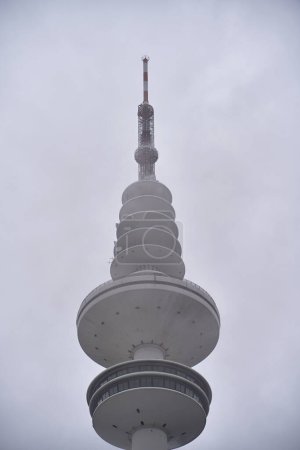 Téléchargez les photos : TV Tower in Hamburg, Germany. Famous White Needle: Heinrich Hertz Turm - en image libre de droit