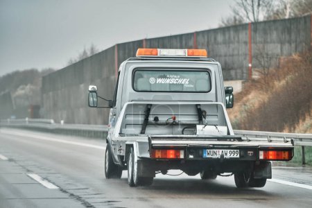 Foto de 27.04.2023 Alemania, Europa. Camión de remolque de cama plana vacío. carro de remolque vacío y vehículo de remolque de plataforma que viaja por una carretera nacional - Imagen libre de derechos