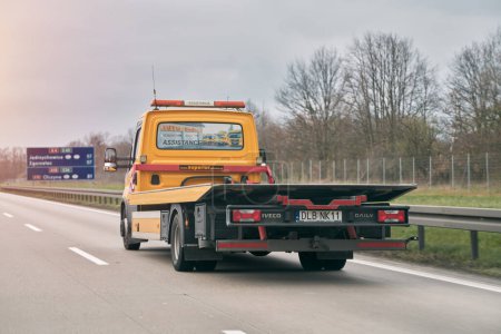 Foto de 27.04.2023 Alemania, Europa. Camión de remolque de cama plana vacío. carro de remolque vacío y vehículo de remolque de plataforma que viaja por una carretera nacional - Imagen libre de derechos