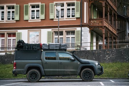 Téléchargez les photos : Camionnette avec module résidentiel. Le VUS pour toute la famille est prêt pour le voyage. Camping dans les Alpes. - en image libre de droit