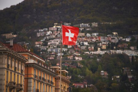 Téléchargez les photos : Drapeau de Suisse. Un drapeau rouge avec une croix blanche dessus. Drapeau suisse. - en image libre de droit