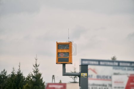Foto de Polonia Europa - 08.04.2023 Cámara rápida en Polonia. Cámara amarilla. Control de velocidad de la policía en la Unión Europea - Imagen libre de derechos