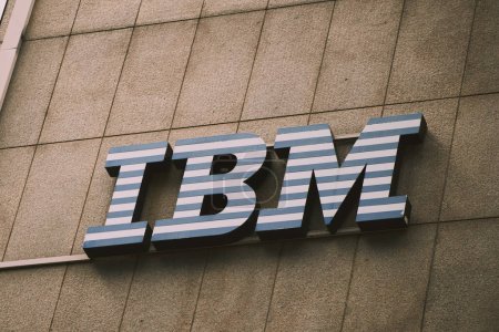 Téléchargez les photos : Lugano, Suisse - 12.04.2023 Le logo IBM orne le bâtiment du Centre client IBM. IBM est une multinationale américaine renommée de la technologie et de conseil. - en image libre de droit
