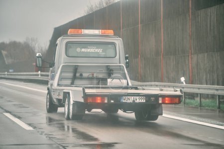 Foto de 16.04.2023 Polonia, Europa. Una grúa plana vacía conduce por una carretera. - Imagen libre de derechos