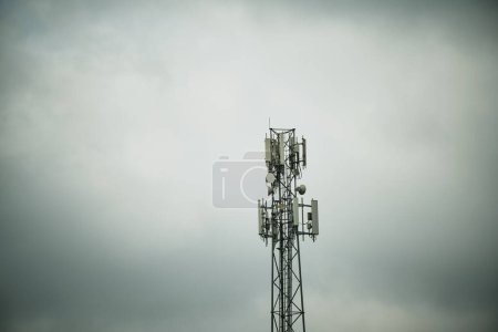 Foto de Un teléfono celular LTE y torre de 5g con un fondo de cielo - Imagen libre de derechos
