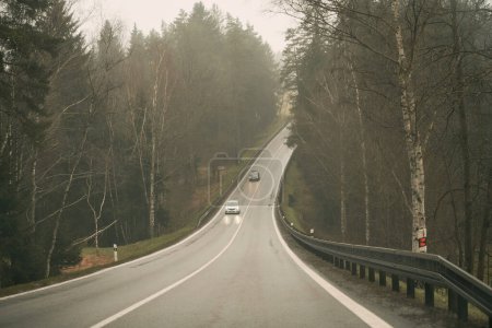 Téléchargez les photos : Route à voies multiples. Marquages routiers avec peinture blanche sur asphalte. Autoroute interétatique vide. - en image libre de droit
