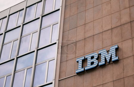 Téléchargez les photos : Lugano, Suisse - 12.04.2023 Le logo IBM orne le bâtiment du Centre client IBM. IBM est une multinationale américaine renommée de la technologie et de conseil. - en image libre de droit