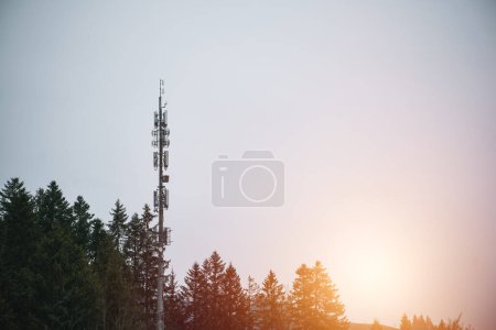 Foto de Torre de telecomunicaciones de 4G LTE Advanced y 5G celular. Equipo de telecomunicaciones de red de radio 5G con módulos de radio. Estación Base Macro. - Imagen libre de derechos