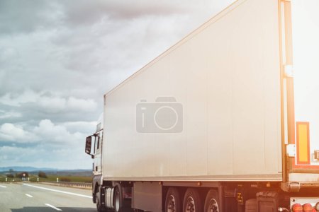 Camion cargo sur l'autoroute de montagne. Camion de livraison sur l'autoroute européenne.