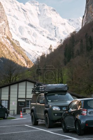 Téléchargez les photos : 10.04.2023 Suisse, Europe. Camionnette avec module résidentiel. Le VUS pour toute la famille est prêt pour le voyage. Camping dans les Alpes. - en image libre de droit