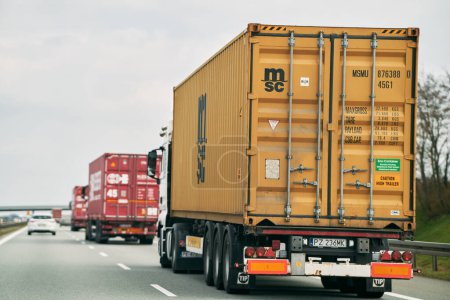 Foto de 17.04.2023. Polonia, Europa. Transporte de contenedores de envío MSC. Camiones en la autopista de Polonia. Semirremolque con contenedor MSC en la autopista. - Imagen libre de derechos
