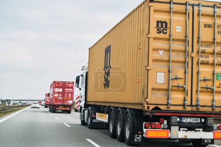 Foto de Polonia, Europa - 26 de junio de 2023: Envíos y entregas internacionales: Contenedor MSC en camión. - Imagen libre de derechos
