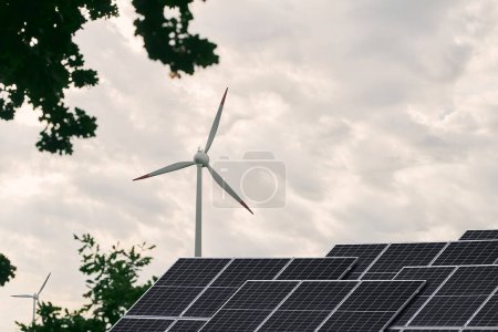 Foto de Harmony of Sustainability: Solar Panels and Wind Turbines Creating Renewable Energy. Paneles solares con turbinas eólicas. concepto de energía renovable sostenible - Imagen libre de derechos