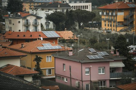 Téléchargez les photos : Panneaux solaires et énergies renouvelables sur le toit de la maison - en image libre de droit