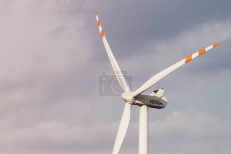 Foto de 18 de agosto de 2023 - Europa, Polonia. Vestas Wind Turbine Against Blue Sky. Fabricante danés de aerogeneradores. Concepto futuro sostenible. - Imagen libre de derechos