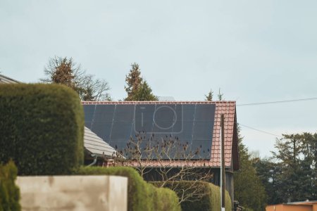 Téléchargez les photos : Panneaux solaires et énergies renouvelables sur le toit de la maison. Concept de ménage durable futur. - en image libre de droit