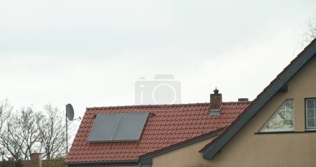 Téléchargez les photos : Chauffage solaire efficace de l'eau. Système solaire d'eau chaude sur le toit. Eau chaude du soleil. Solution solaire durable. - en image libre de droit