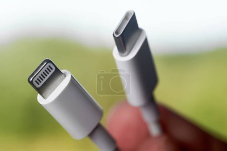 Foto de Cumplimiento de la UE: Cable USB-C para carga de teléfonos inteligentes bajo nueva legislación Rayo a USB-C. Cable de puerto USB tipo C para cargar el teléfono inteligente. - Imagen libre de derechos