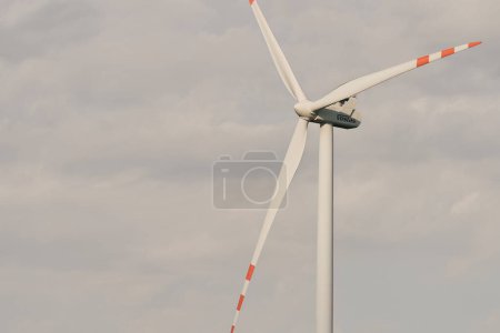 Foto de 18 de agosto de 2023 - Europa, Polonia. Vestas Wind Turbine Against Blue Sky. Fabricante danés de aerogeneradores. Concepto futuro sostenible. - Imagen libre de derechos