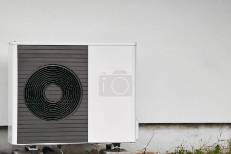 Téléchargez les photos : Pompe à chaleur à source d'air efficace : la solution moderne pour le chauffage domestique et l'eau chaude. Concept d'avenir durable. - en image libre de droit