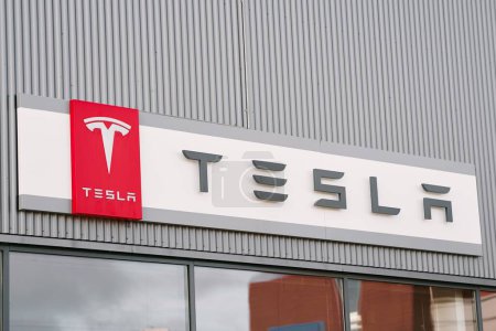 Foto de Europa, Noruega 09.22.2023 Firma del logotipo de Tesla en el edificio. Electrificar Noruega con VE. Liderando la Revolución Automotriz Verde en Escandinavia - Imagen libre de derechos