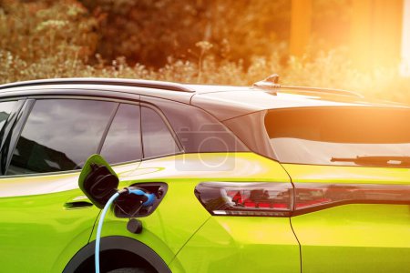 Téléchargez les photos : Accueil Charger la Voie Verte. Chargement de voiture électrique EV moderne avec énergie renouvelable. Borne de recharge murale pour véhicules électriques pour un transport durable - en image libre de droit
