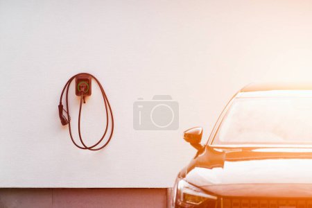 Téléchargez les photos : Borne de recharge murale pour véhicules électriques. l'avenir des transports propres. Source d'énergie écologique. Le chargeur EV mural redéfinissant la recharge automobile - en image libre de droit