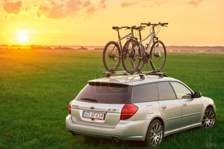 Téléchargez les photos : Europe, Pologne, Gdansk - 27 Août 2023 Voiture avec porte-vélos Thule : Subaru Legacy Ready for a Cycling Adventure - en image libre de droit