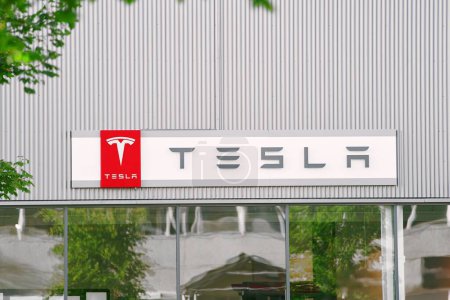 Foto de Europa, Noruega 09.22.2023 Firma del logotipo de Tesla en el edificio. Electrificar Noruega con VE. Liderando la Revolución Automotriz Verde en Escandinavia - Imagen libre de derechos