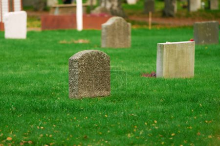Grabsteine inmitten der ruhigen Friedhofslandschaft. Ewige Ruhe. Ein leerer Grabstein auf einem alten Friedhof