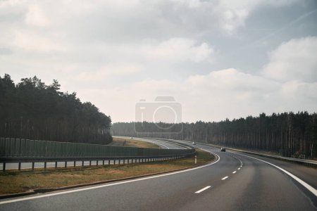 Téléchargez les photos : Nouvelle autoroute A1 en Pologne. L'autostrada A1, officiellement nommée Amber Highway. Vue de la voiture sur une route. - en image libre de droit