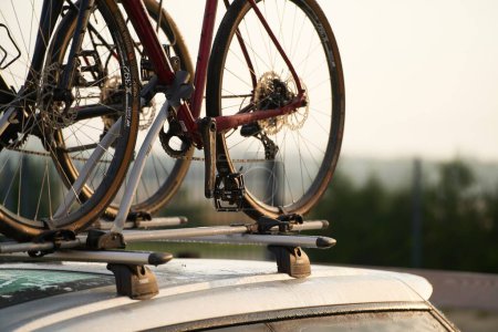Téléchargez les photos : Europe, Pologne, Gdansk - 27 août 2023 Voiture avec vélos sur le toit montée avec l'aide des systèmes Thulé. Subaru héritage. - en image libre de droit