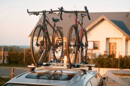 Téléchargez les photos : Europe, Pologne, Gdansk - 27 août 2023 Voiture avec vélos sur le toit montée avec l'aide des systèmes Thulé. Subaru héritage. - en image libre de droit