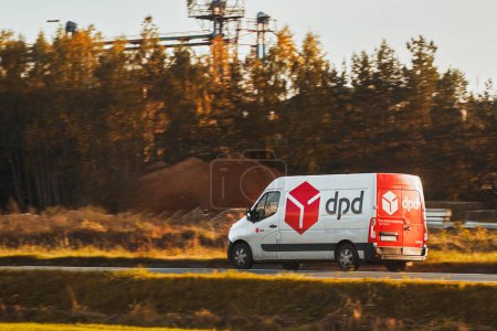 Téléchargez les photos : 24.11.2023 Pologne, Europe. DPD Delivery : Un leader mondial des services de livraison de colis. DPD Delivery opère en Pologne et en Europe - en image libre de droit