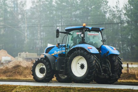 Téléchargez les photos : 02.09.2024 Pologne, Katowice, Les agriculteurs polonais utilisent leurs tracteurs pour bloquer les autoroutes et les frontières. Ils veulent plus de soutien et de protection pour leur industrie. La grève crée des embouteillages. - en image libre de droit