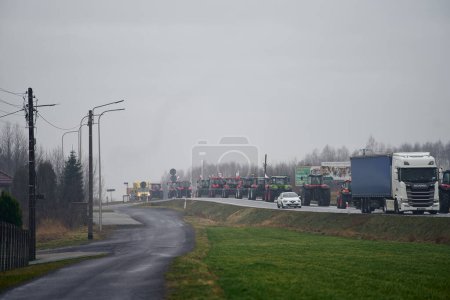 Téléchargez les photos : Europe, Pologne, 9 février 2024 Les agriculteurs polonais bloquent les autoroutes avec des tracteurs pour protester contre les importations bon marché et les réglementations environnementales. Ils exigent des prix équitables et le soutien du gouvernement. - en image libre de droit