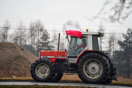 Téléchargez les photos : Europe, Pologne, 02.09.2024 Les agriculteurs polonais utilisent leurs véhicules pour bloquer les autoroutes et les frontières. Ils protestent contre l'importation de denrées alimentaires bon marché en provenance d'Ukraine et les normes environnementales de l'UE. - en image libre de droit