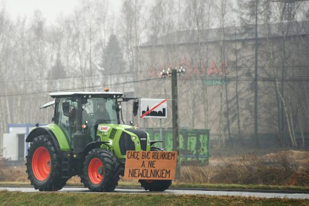 Téléchargez les photos : Europe, Pologne, 02.09.2024 Les agriculteurs polonais luttent pour leurs droits avec des tracteurs et des banderoles. Ils s'opposent à l'importation de produits agricoles bon marché en provenance d'Ukraine et aux politiques environnementales de l'UE. - en image libre de droit